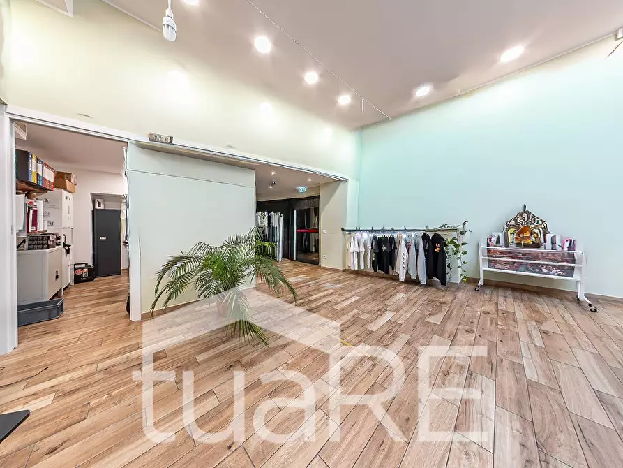 Immagine 23 di Negozio in vendita  in Via Labicana a Roma