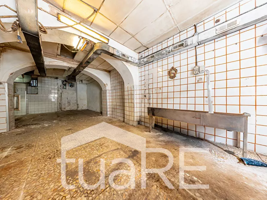 Immagine 18 di Negozio in vendita  in Viale Manzoni a Roma