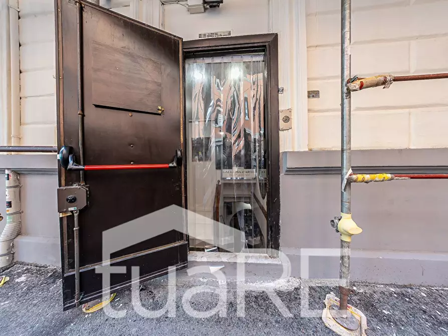 Immagine 9 di Negozio in vendita  in Via Tolemaide a Roma