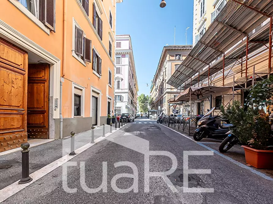 Immagine 11 di Negozio in vendita  in Via Tolemaide a Roma