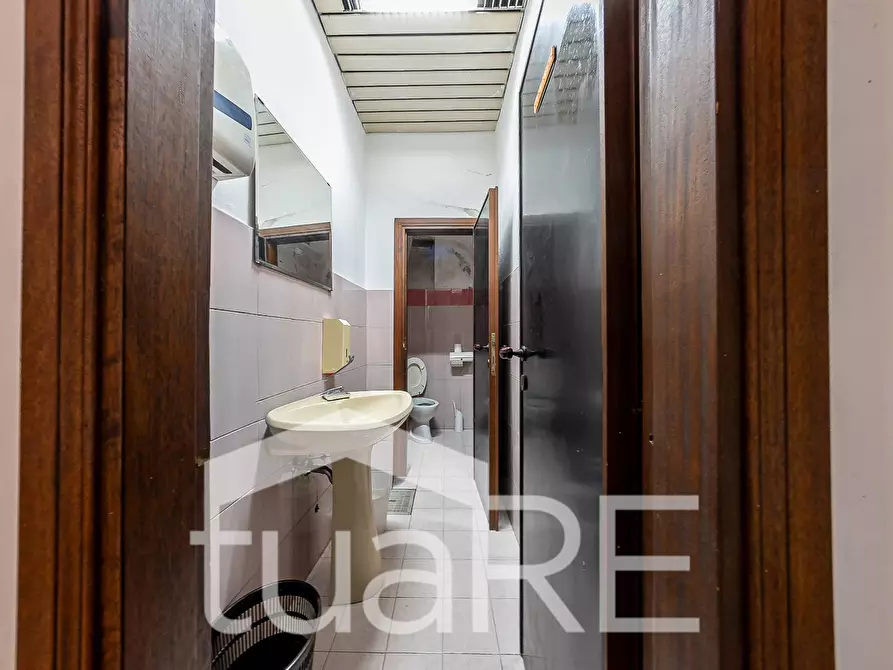 Immagine 12 di Negozio in vendita  in Via Tolemaide a Roma