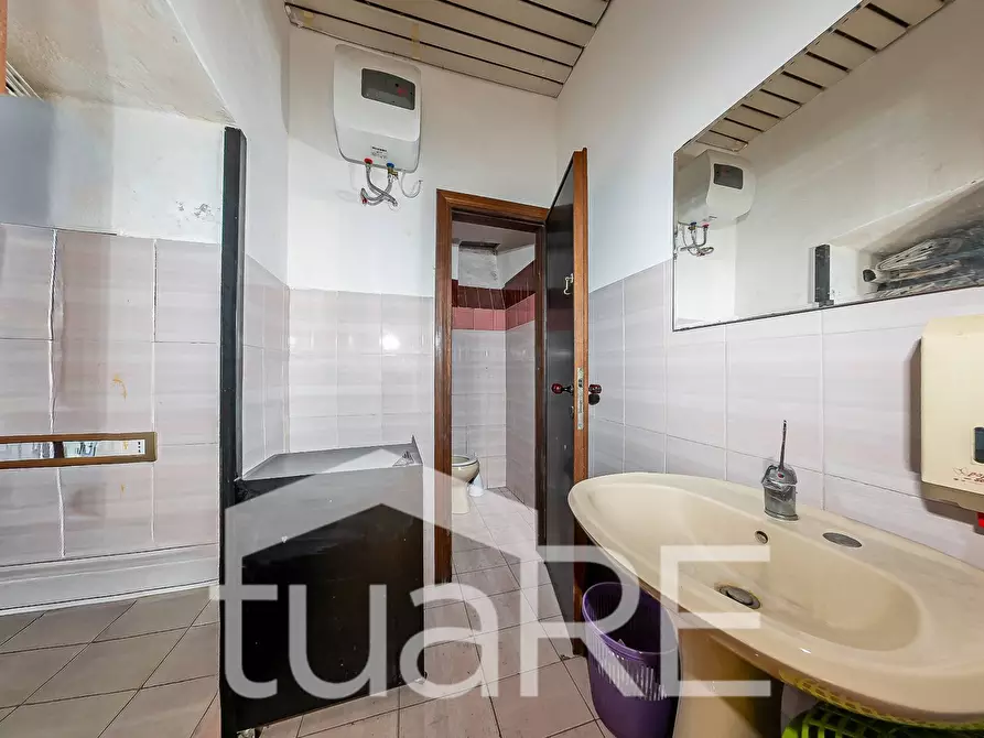 Immagine 13 di Negozio in vendita  in Via Tolemaide a Roma