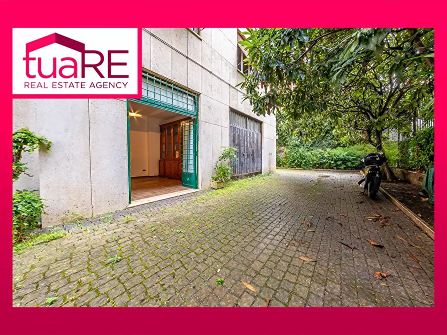 Immagine 1 di Box auto in vendita  in Via Salaria a Roma