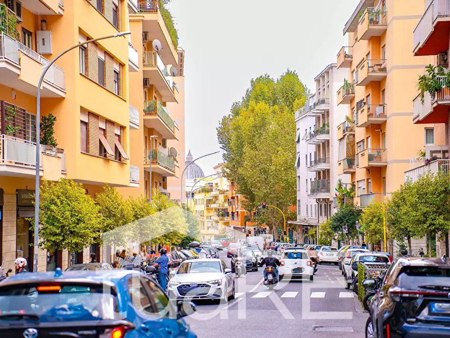 Immagine 2 di Appartamento in vendita  in Via Ugo De Carolis a Roma