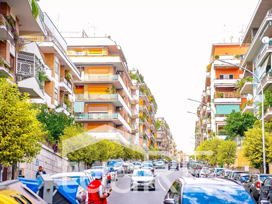 Immagine 3 di Appartamento in vendita  in Via Ugo De Carolis a Roma