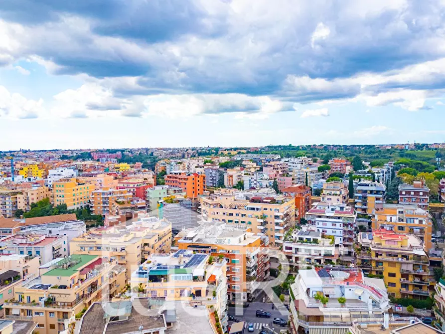 Immagine 16 di Appartamento in vendita  in Via Ugo De Carolis a Roma