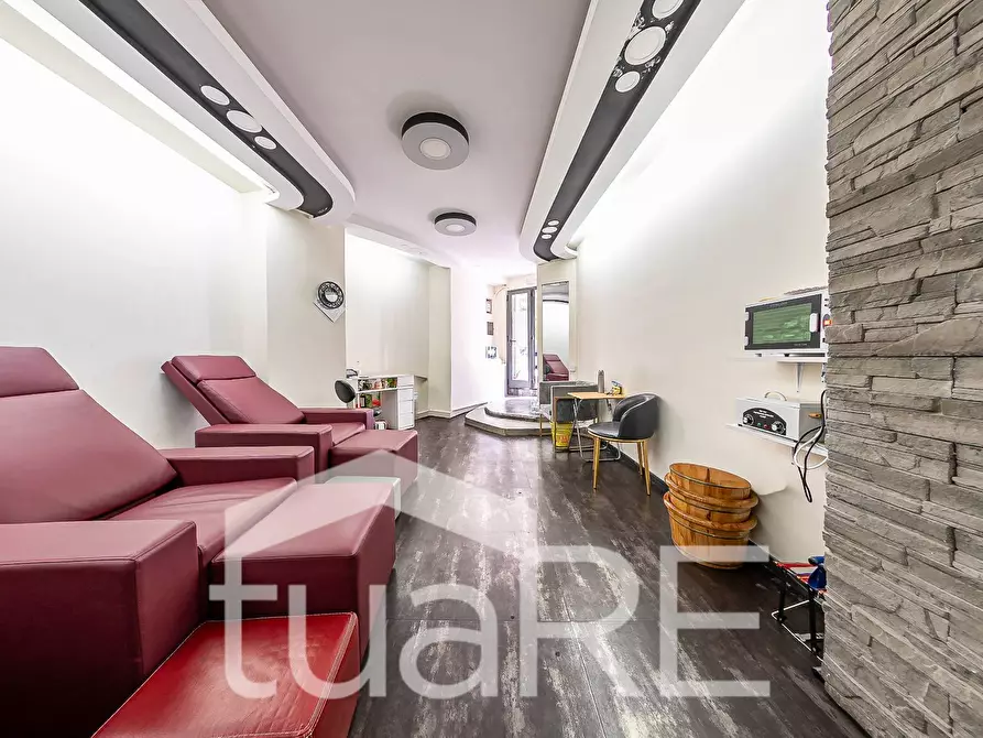 Immagine 19 di Negozio in vendita  in Via Emanuele Filiberto a Roma