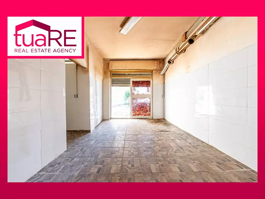 Immagine 1 di Negozio in vendita  in Via Floridiana a Roma