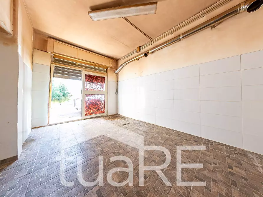 Immagine 12 di Negozio in vendita  in Via Floridiana a Roma