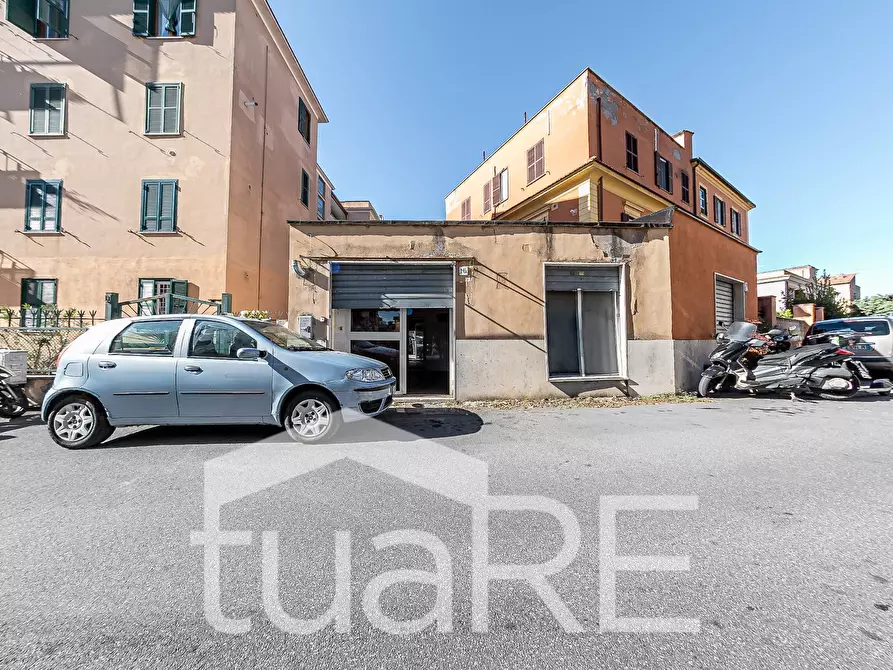 Immagine 13 di Negozio in vendita  in Via Floridiana a Roma