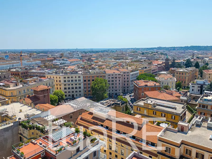 Immagine 11 di Negozio in vendita  in Via Collina a Roma