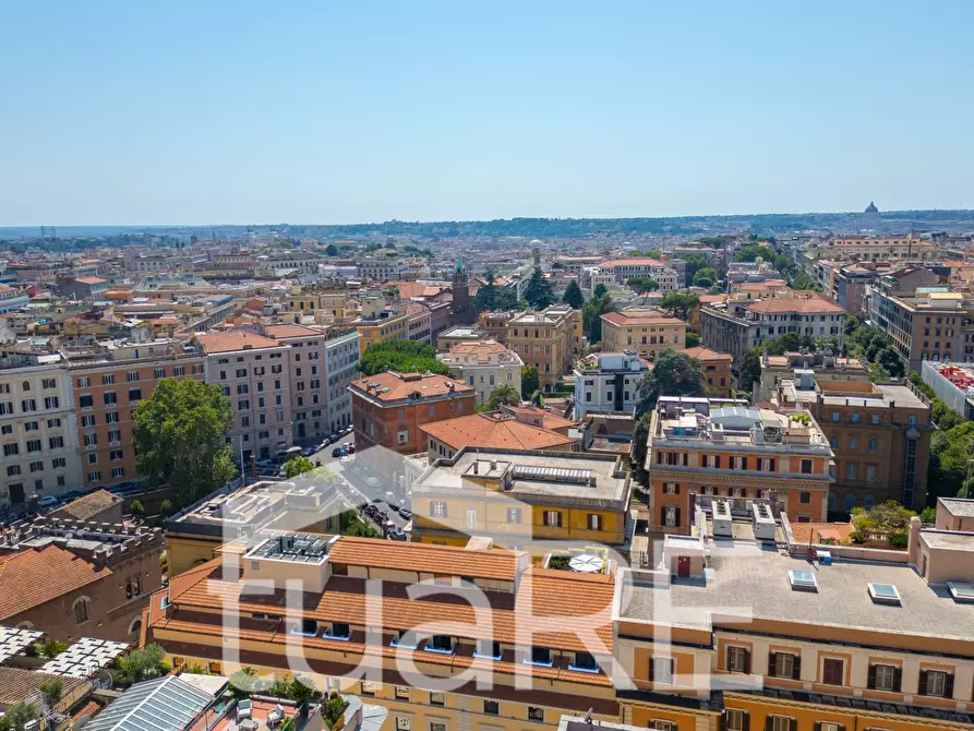 Immagine 13 di Negozio in vendita  in Via Collina a Roma