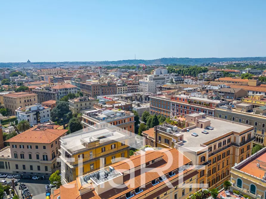 Immagine 15 di Negozio in vendita  in Via Collina a Roma