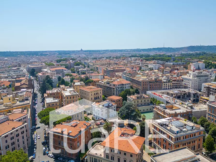 Immagine 22 di Negozio in vendita  in Via Collina a Roma