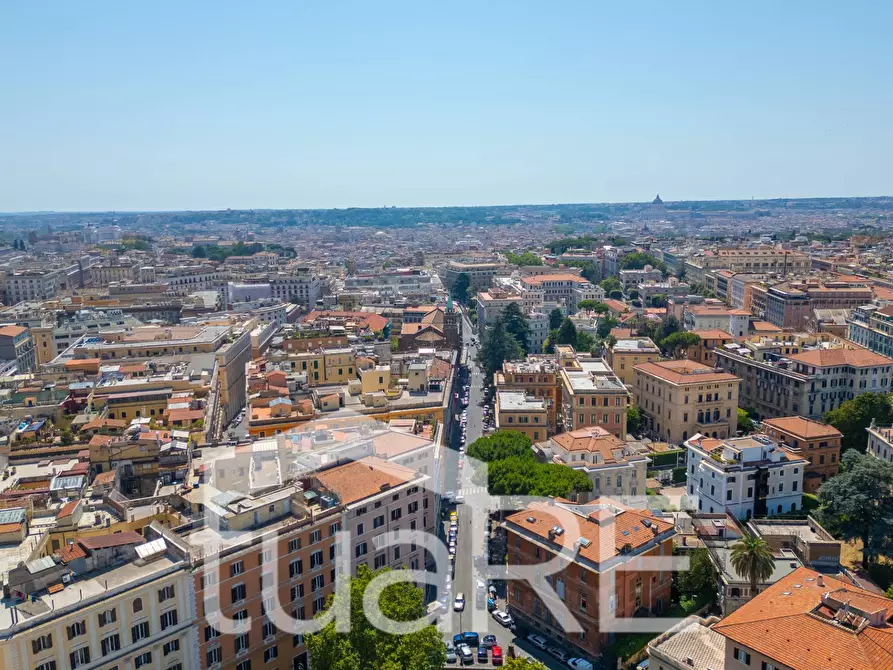 Immagine 23 di Negozio in vendita  in Via Collina a Roma