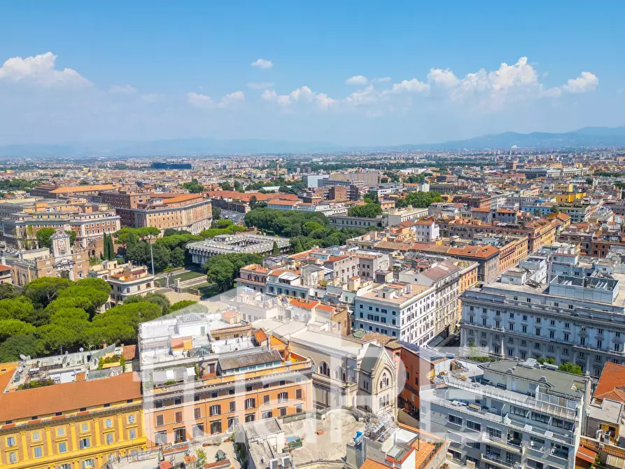 Immagine 28 di Negozio in vendita  in Via Collina a Roma