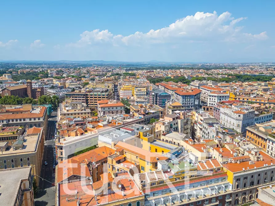 Immagine 32 di Negozio in vendita  in Via Collina a Roma