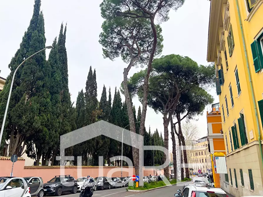 Immagine 4 di Negozio in vendita  in Piazza Ungheria a Roma