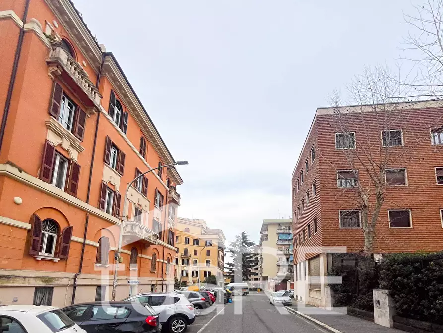 Immagine 10 di Negozio in vendita  in Piazza Ungheria a Roma