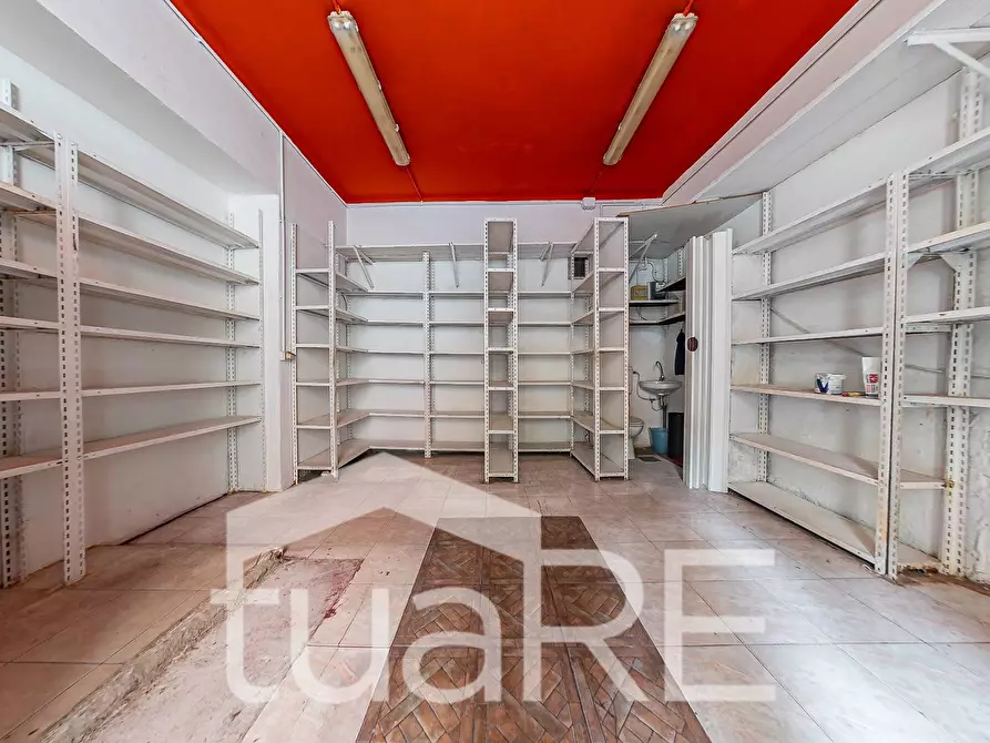 Immagine 13 di Negozio in vendita  in Piazza Ungheria a Roma