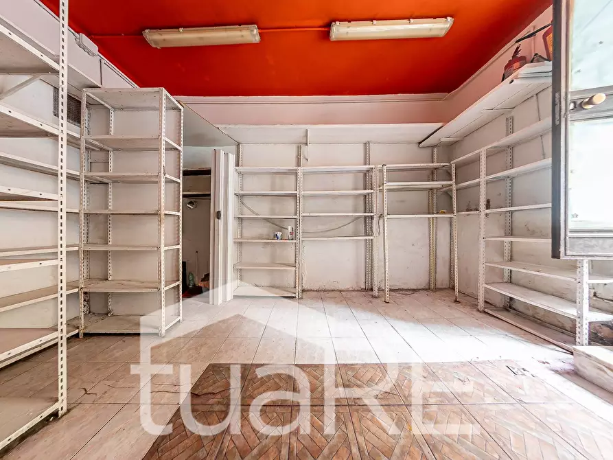 Immagine 15 di Negozio in vendita  in Piazza Ungheria a Roma