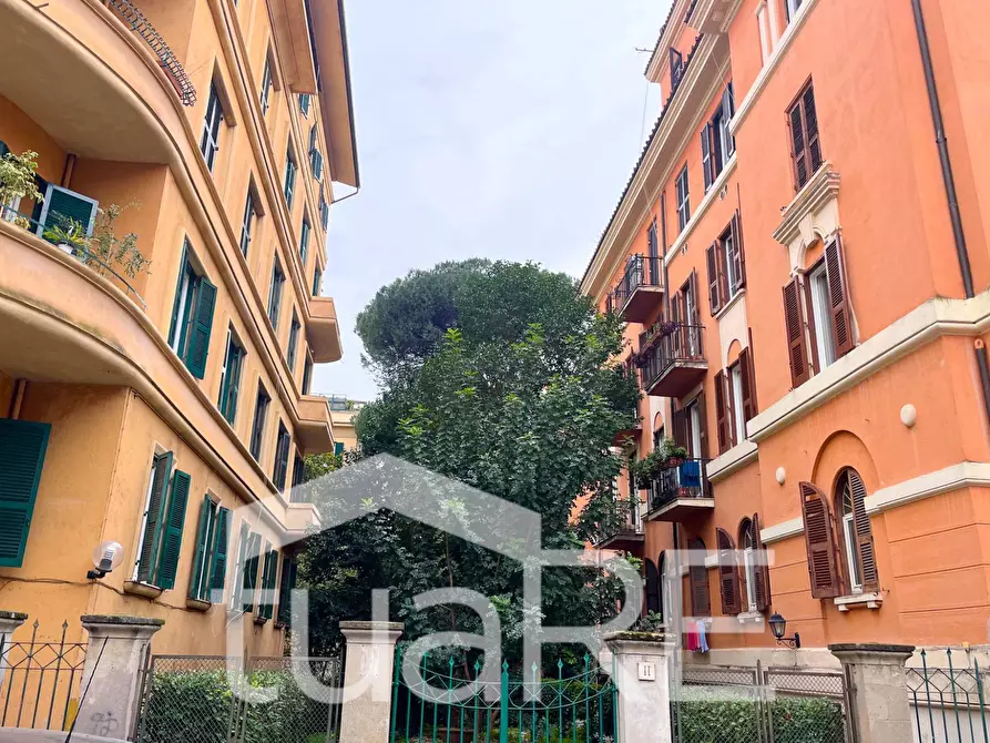 Immagine 16 di Negozio in vendita  in Piazza Ungheria a Roma