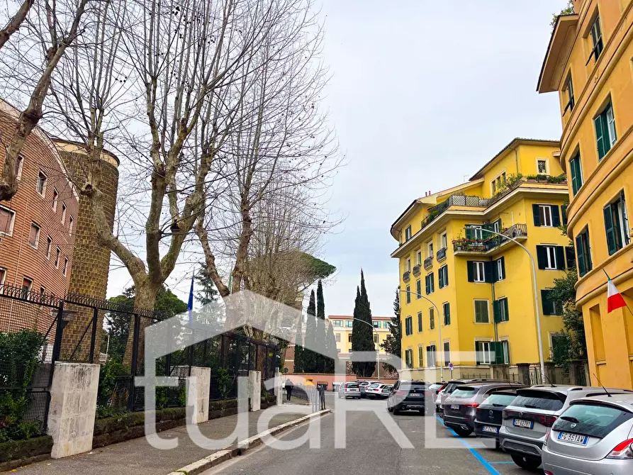 Immagine 18 di Negozio in vendita  in Piazza Ungheria a Roma