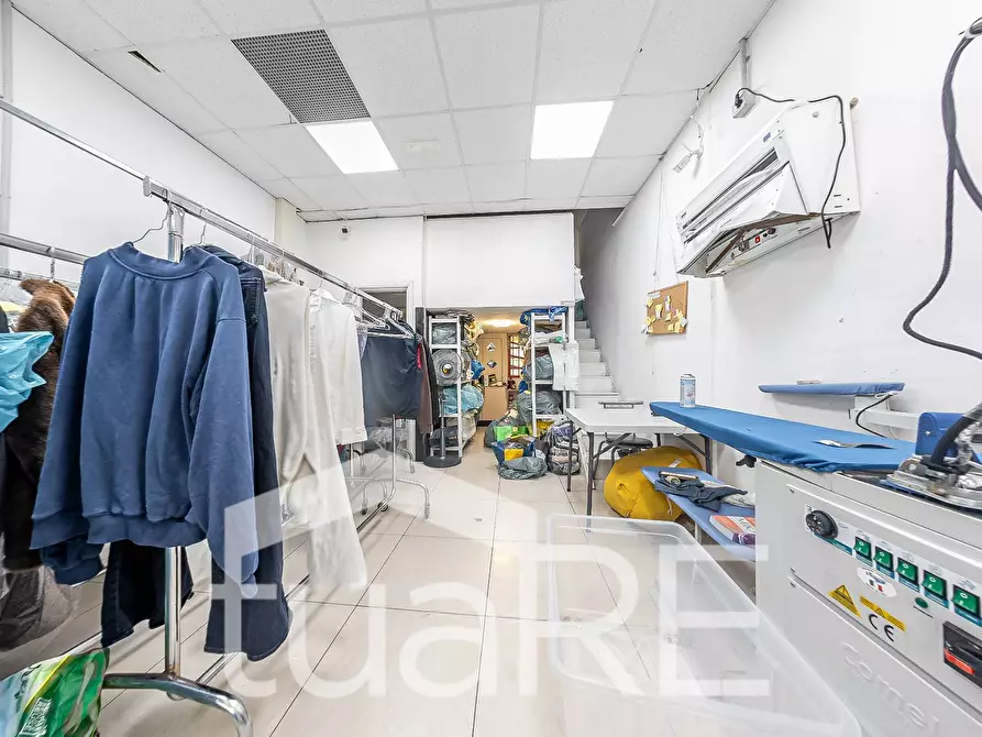 Immagine 5 di Negozio in vendita  in Viale Di Trastevere a Roma