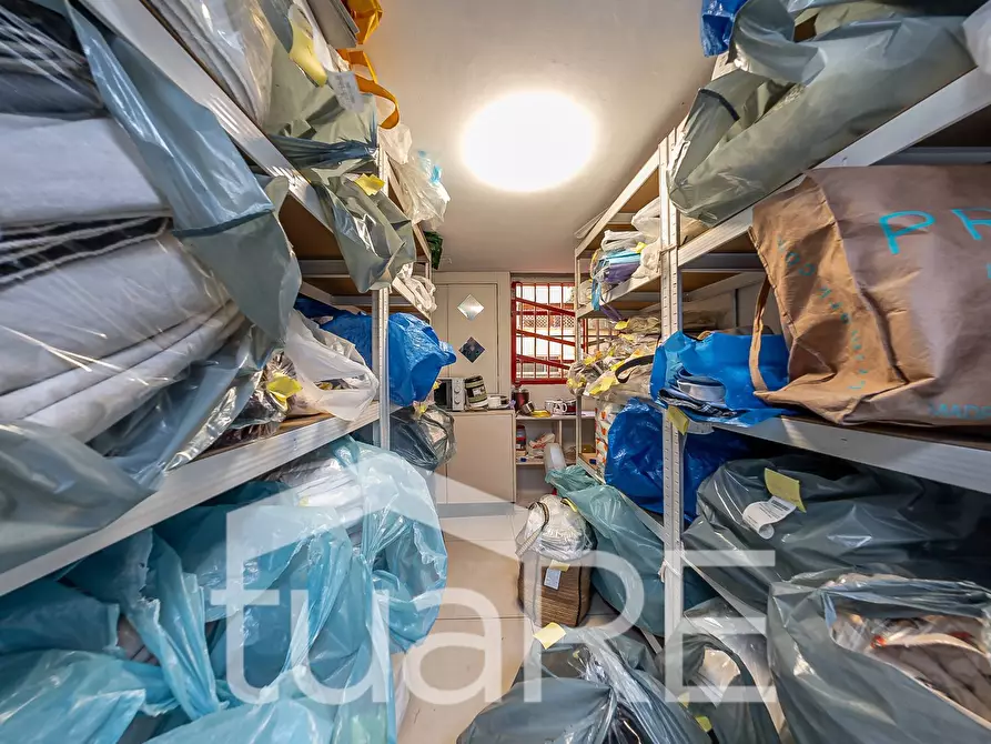 Immagine 8 di Negozio in vendita  in Viale Di Trastevere a Roma