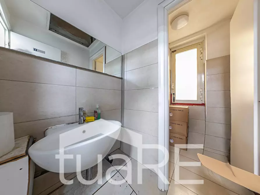 Immagine 10 di Negozio in vendita  in Viale Di Trastevere a Roma