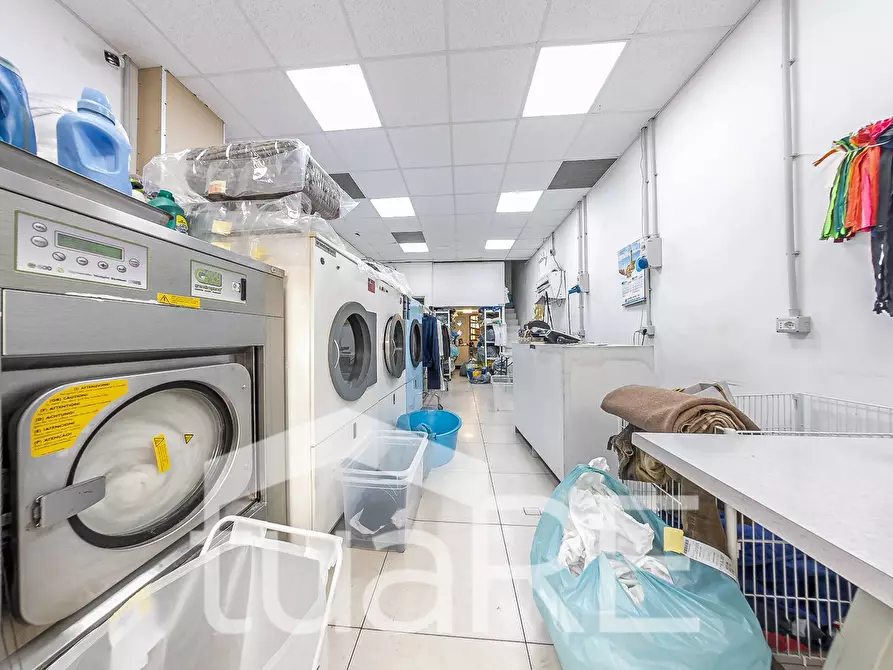 Immagine 13 di Negozio in vendita  in Viale Di Trastevere a Roma