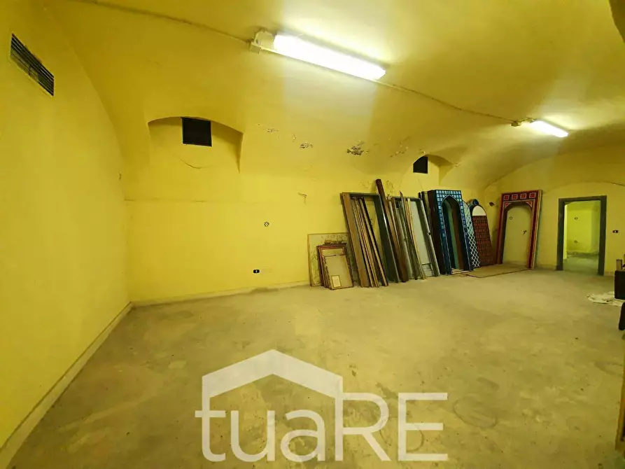 Immagine 15 di Negozio in vendita  in Via Taro a Roma