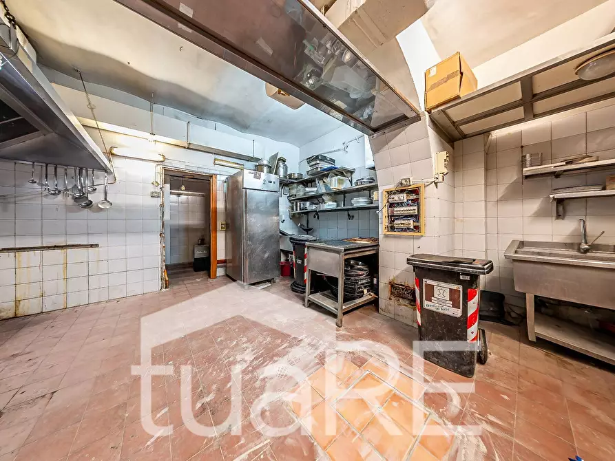 Immagine 4 di Negozio in vendita  in Via Plauto a Roma