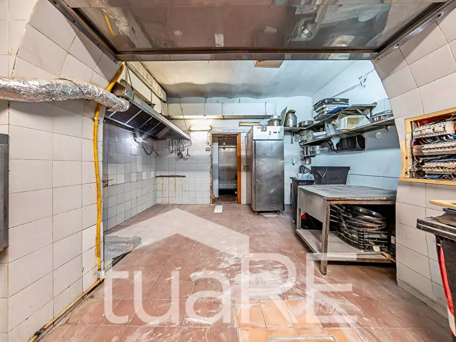 Immagine 5 di Negozio in vendita  in Via Plauto a Roma