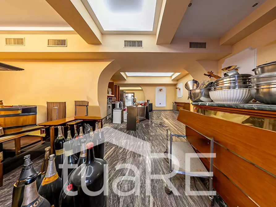 Immagine 7 di Negozio in vendita  in Via Plauto a Roma