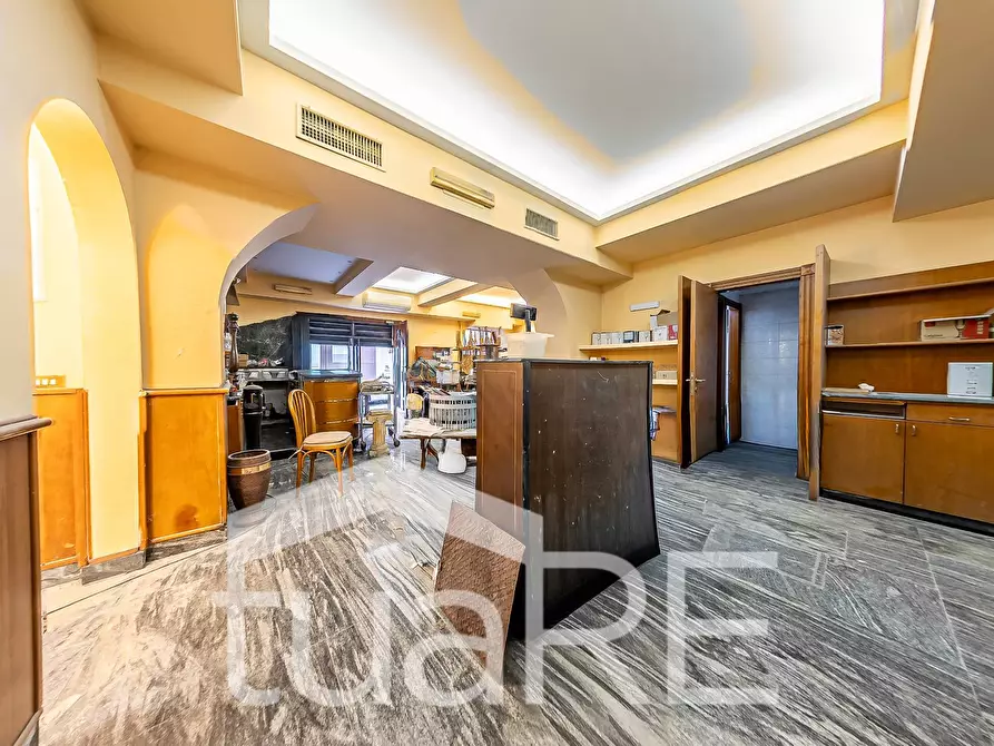 Immagine 9 di Negozio in vendita  in Via Plauto a Roma