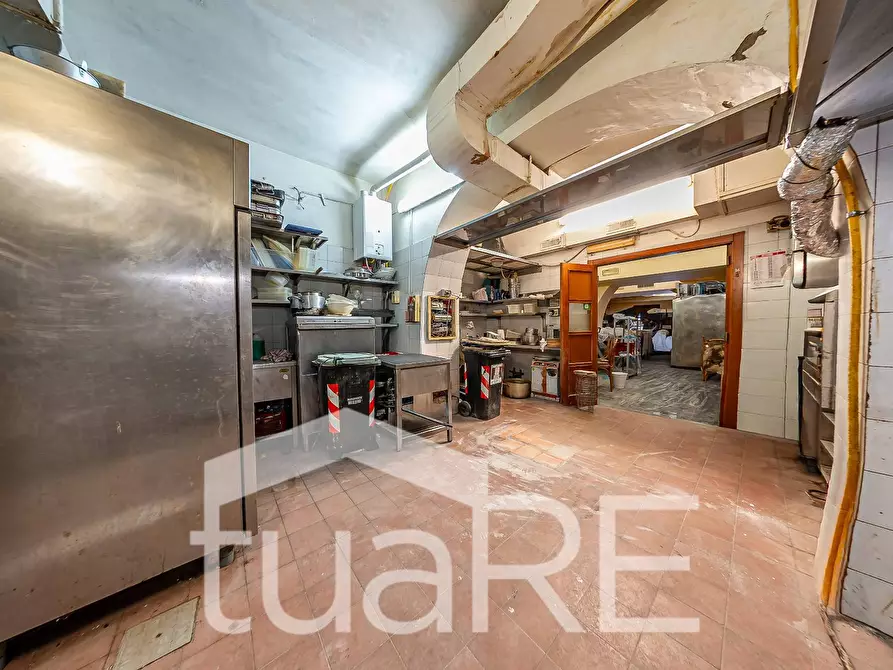 Immagine 11 di Negozio in vendita  in Via Plauto a Roma