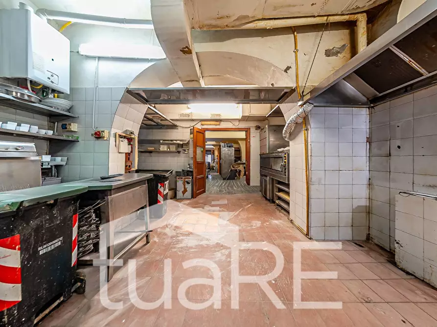 Immagine 12 di Negozio in vendita  in Via Plauto a Roma