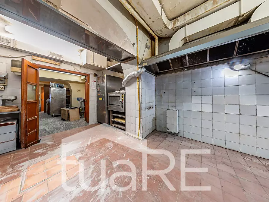 Immagine 13 di Negozio in vendita  in Via Plauto a Roma