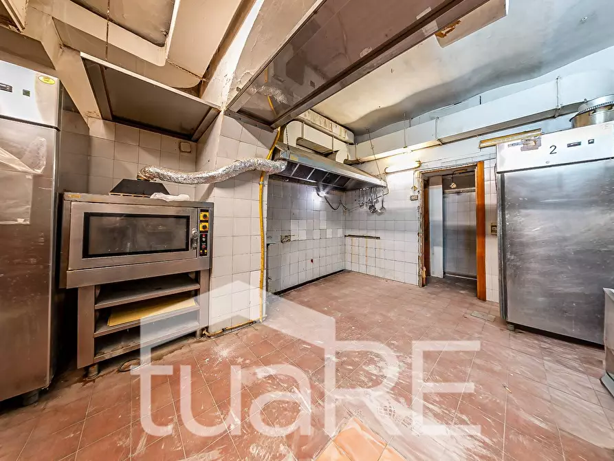 Immagine 14 di Negozio in vendita  in Via Plauto a Roma