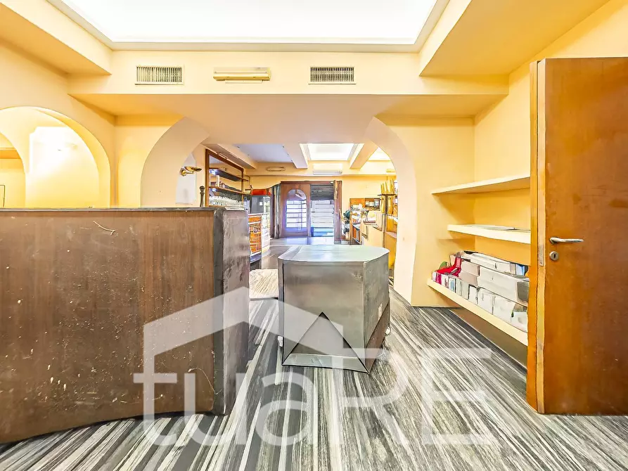 Immagine 15 di Negozio in vendita  in Via Plauto a Roma