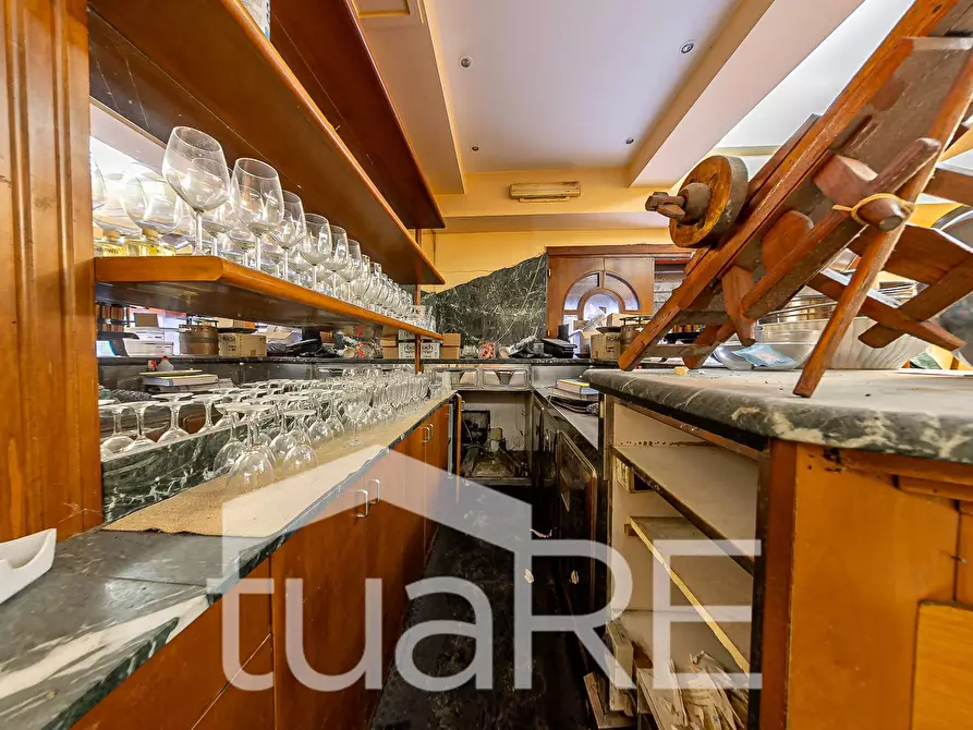 Immagine 16 di Negozio in vendita  in Via Plauto a Roma