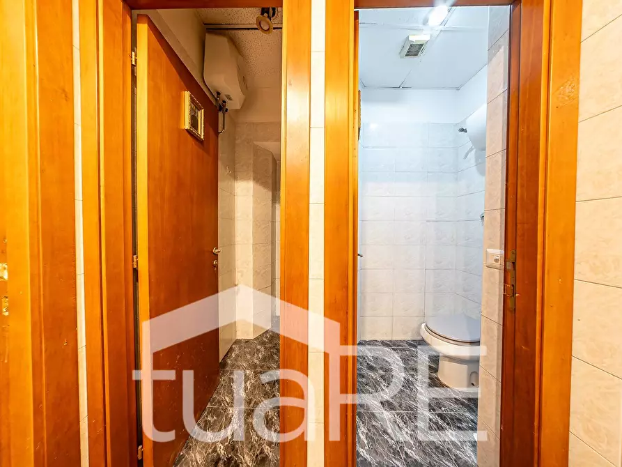 Immagine 17 di Negozio in vendita  in Via Plauto a Roma