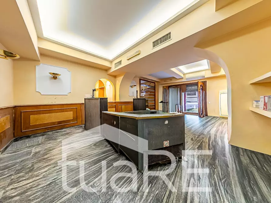 Immagine 18 di Negozio in vendita  in Via Plauto a Roma