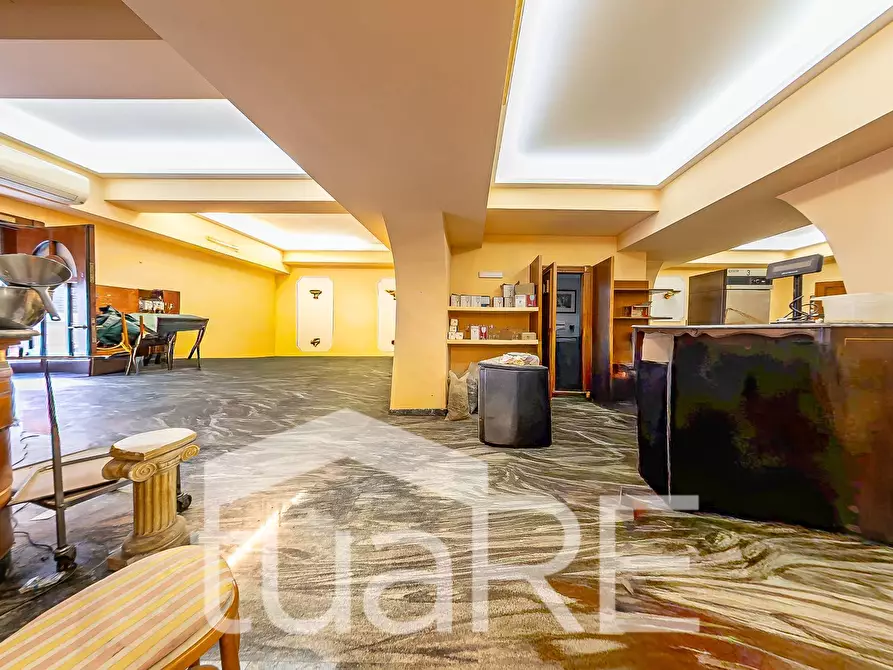 Immagine 19 di Negozio in vendita  in Via Plauto a Roma