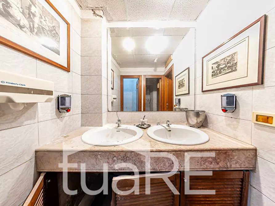 Immagine 21 di Negozio in vendita  in Via Plauto a Roma