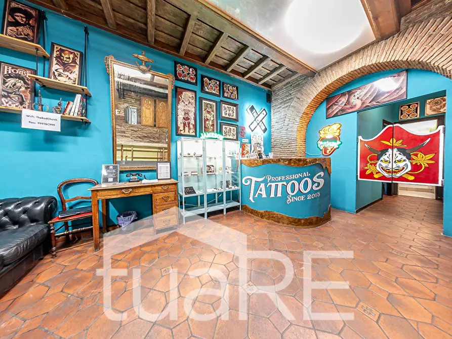 Immagine 2 di Negozio in vendita  in Vicolo Del Bologna a Roma