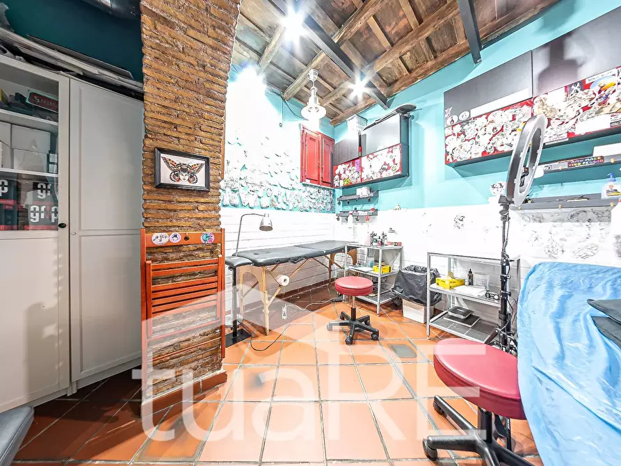 Immagine 5 di Negozio in vendita  in Vicolo Del Bologna a Roma