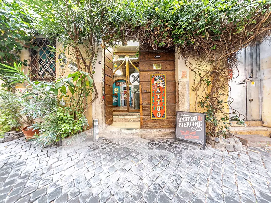 Immagine 6 di Negozio in vendita  in Vicolo Del Bologna a Roma