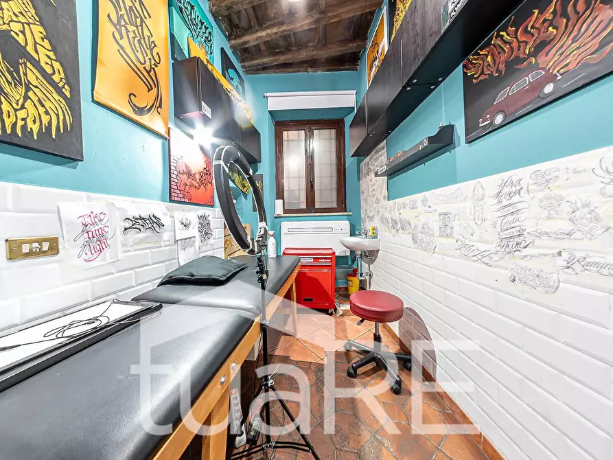 Immagine 10 di Negozio in vendita  in Vicolo Del Bologna a Roma